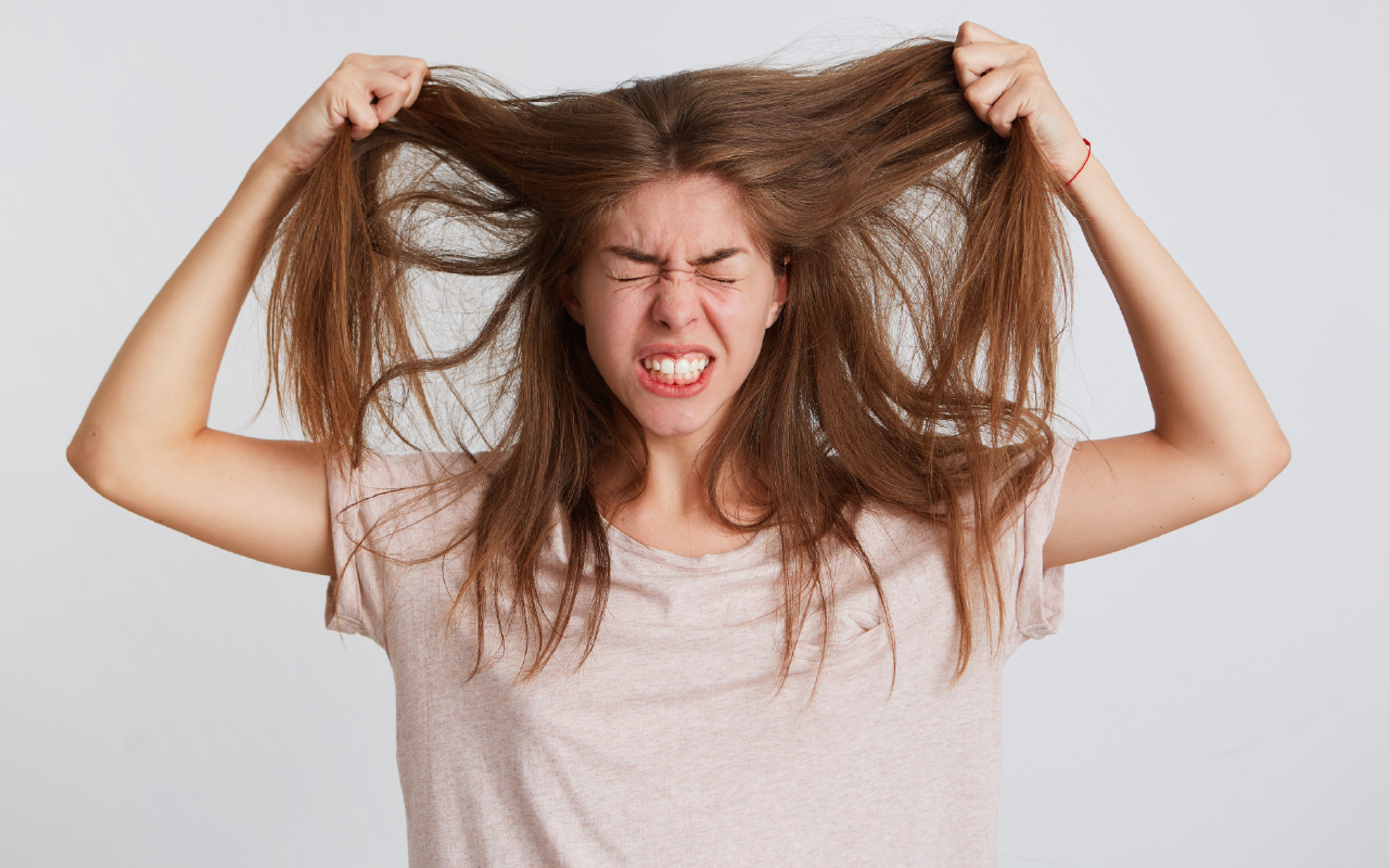 How Can Dry Hair Ends & An Oily Scalp Be Managed?